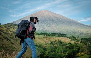 7 Perlengkapan Naik Gunung yang Wajib Dibawa Untuk Pemula